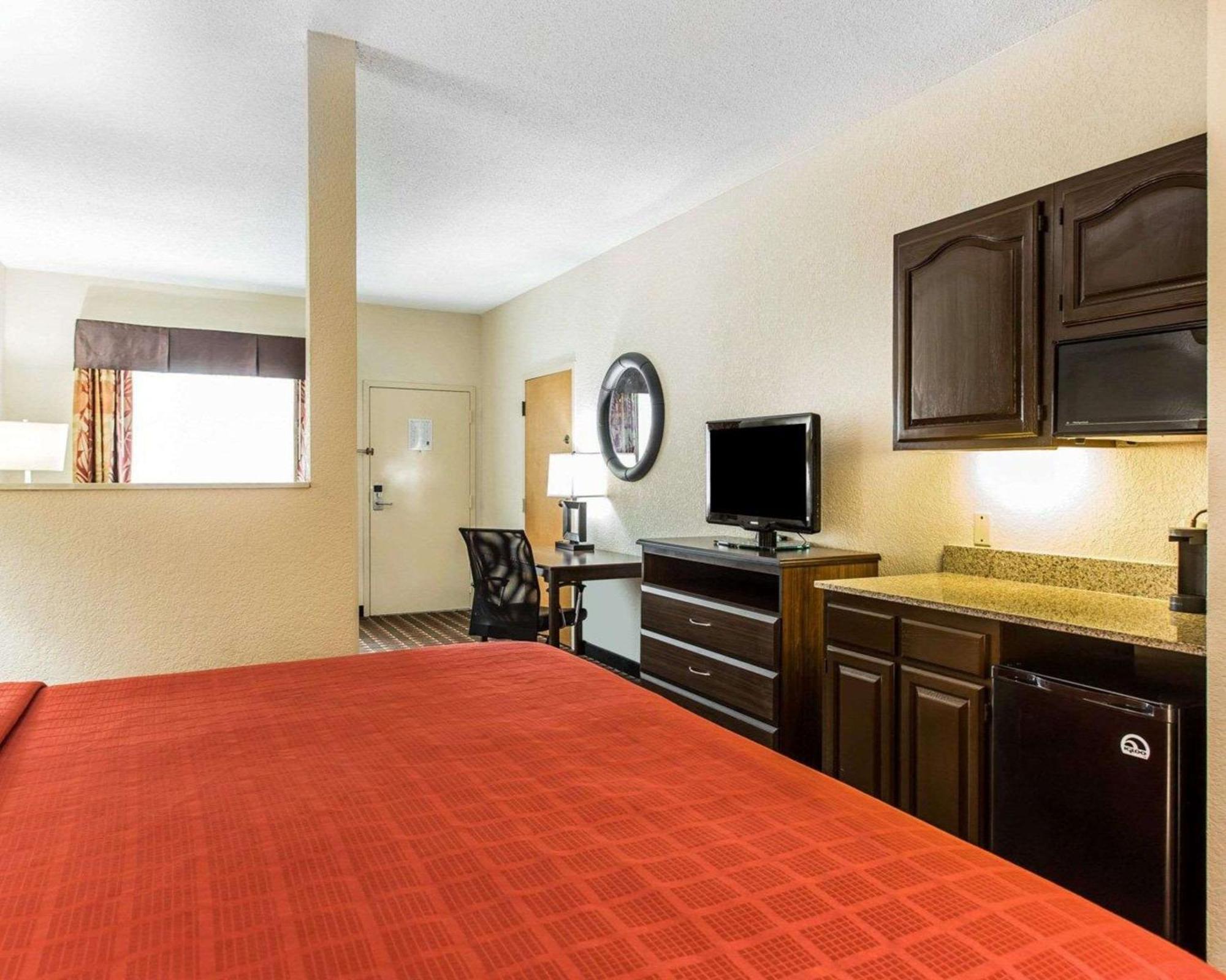 Quality Suites Hickory South Экстерьер фото